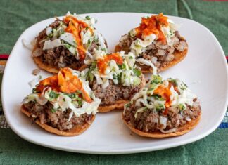 Guatemala mutfağı, Maya medeniyetinin mirası ile İspanyol, Afrika ve Karayip etkilerini harmanlayan benzersiz bir mutfak kültürüne sahiptir. Ülkenin tarihî geçmişi, göçmen toplulukları ve coğrafi çeşitliliği, yemeklerin zenginliğini şekillendirmiştir. Yemekler hem günlük yaşamın bir parçası hem de özel kutlamalarda kültürel bir miras olarak sofralarda yer alır. Konulu bir haber görseli.