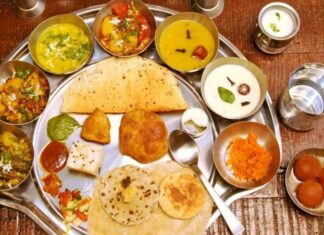 Gujarati Mutfağı, Hindistan’ın batısında yer alan Gujarat bölgesine özgü zengin ve çeşitli bir yemek kültürünü temsil eder. Bölgenin tarıma dayalı ekonomisi ve coğrafi koşulları, mutfak alışkanlıklarını şekillendirmiştir. Özellikle vejetaryen yemeklerin ağırlıkta olduğu bu mutfak, hem günlük sofraları hem de dini ve kültürel kutlamaları besleyen tariflerle doludur. Konulu bir haber görseli.