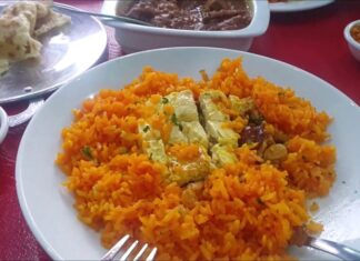 Cape Malay Mutfağı, Güney Afrika’nın özellikle Cape Town bölgesinde ortaya çıkan ve Malay kültüründen esinlenen bir yemek geleneğidir. Bu mutfak, Endonezya, Malezya ve Afrika etkilerini harmanlayarak zengin ve özgün lezzetler yaratır. Cape Malay yemekleri, baharatlı ve aromatik tatları ile tanınır ve bölgenin kültürel çeşitliliğini yansıtır. Konulu bir haber görseli.