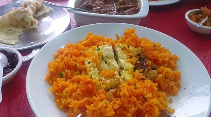 Güney Afrika Cape Malay Mutfağı Cape Malay Mutfağı, Güney Afrika’nın özellikle Cape Town bölgesinde ortaya çıkan ve Malay kültüründen esinlenen bir yemek geleneğidir. Bu mutfak, Endonezya, Malezya ve Afrika etkilerini harmanlayarak zengin ve özgün lezzetler yaratır. Cape Malay yemekleri, baharatlı ve aromatik tatları ile tanınır ve bölgenin kültürel çeşitliliğini yansıtır. Konulu bir haber görseli.