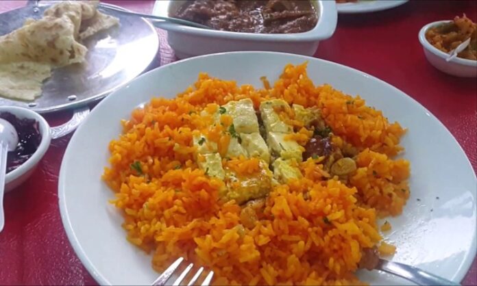 Güney Afrika Cape Malay Mutfağı Cape Malay Mutfağı, Güney Afrika’nın özellikle Cape Town bölgesinde ortaya çıkan ve Malay kültüründen esinlenen bir yemek geleneğidir. Bu mutfak, Endonezya, Malezya ve Afrika etkilerini harmanlayarak zengin ve özgün lezzetler yaratır. Cape Malay yemekleri, baharatlı ve aromatik tatları ile tanınır ve bölgenin kültürel çeşitliliğini yansıtır. Konulu bir haber görseli.