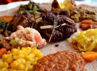 Orta Afrika Mutfağı, Kamerun, Orta Afrika Cumhuriyeti, Gabon, Kongo ve Çad gibi ülkelerin zengin kültürel ve tarımsal mirasından beslenir. Bölge mutfağı, yerel halkın yüzyıllardır süregelen tarım, balıkçılık ve hayvancılık alışkanlıklarıyla şekillenmiştir. Bu mutfak, hem günlük yaşamın hem de özel günlerin vazgeçilmez bir parçasıdır. Konulu bir haber görseli.