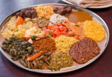 Güney Afrika mutfağı, farklı kültürlerin buluşmasıyla oluşan çok renkli bir gastronomi dünyasına sahiptir. Yerli kabilelerin yüzyıllardır süregelen yemek gelenekleri, Avrupalı sömürgecilerin etkisi ve Asya’dan gelen göçmenlerin katkısıyla bu mutfak benzersiz bir çeşitlilik kazanmıştır. Yerel halkın avcılık, tarım ve balıkçılık yoluyla geliştirdiği tarifler, günümüzde bile bölgenin mutfağında büyük önem taşır. Konulu bir haber görseli.