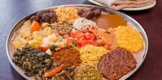 Güney Afrika mutfağı, farklı kültürlerin buluşmasıyla oluşan çok renkli bir gastronomi dünyasına sahiptir. Yerli kabilelerin yüzyıllardır süregelen yemek gelenekleri, Avrupalı sömürgecilerin etkisi ve Asya’dan gelen göçmenlerin katkısıyla bu mutfak benzersiz bir çeşitlilik kazanmıştır. Yerel halkın avcılık, tarım ve balıkçılık yoluyla geliştirdiği tarifler, günümüzde bile bölgenin mutfağında büyük önem taşır. Konulu bir haber görseli.