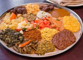 Güney Afrika mutfağı, farklı kültürlerin buluşmasıyla oluşan çok renkli bir gastronomi dünyasına sahiptir. Yerli kabilelerin yüzyıllardır süregelen yemek gelenekleri, Avrupalı sömürgecilerin etkisi ve Asya’dan gelen göçmenlerin katkısıyla bu mutfak benzersiz bir çeşitlilik kazanmıştır. Yerel halkın avcılık, tarım ve balıkçılık yoluyla geliştirdiği tarifler, günümüzde bile bölgenin mutfağında büyük önem taşır. Konulu bir haber görseli.