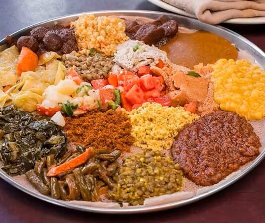 Güney Afrika Mutfağı Güney Afrika mutfağı, farklı kültürlerin buluşmasıyla oluşan çok renkli bir gastronomi dünyasına sahiptir. Yerli kabilelerin yüzyıllardır süregelen yemek gelenekleri, Avrupalı sömürgecilerin etkisi ve Asya’dan gelen göçmenlerin katkısıyla bu mutfak benzersiz bir çeşitlilik kazanmıştır. Yerel halkın avcılık, tarım ve balıkçılık yoluyla geliştirdiği tarifler, günümüzde bile bölgenin mutfağında büyük önem taşır. Konulu bir haber görseli.