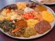 Güney Afrika Mutfağı Güney Afrika mutfağı, farklı kültürlerin buluşmasıyla oluşan çok renkli bir gastronomi dünyasına sahiptir. Yerli kabilelerin yüzyıllardır süregelen yemek gelenekleri, Avrupalı sömürgecilerin etkisi ve Asya’dan gelen göçmenlerin katkısıyla bu mutfak benzersiz bir çeşitlilik kazanmıştır. Yerel halkın avcılık, tarım ve balıkçılık yoluyla geliştirdiği tarifler, günümüzde bile bölgenin mutfağında büyük önem taşır. Konulu bir haber görseli.