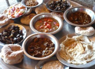 Güney Sudan mutfağı, ülkenin kültürel çeşitliliğini ve tarihsel dokusunu yansıtan oldukça zengin bir yapıya sahiptir. Afrika kıtasının en genç ülkelerinden biri olan Güney Sudan, farklı etnik grupların bir arada yaşadığı bir coğrafyada bulunur. Bu da doğal olarak sofralara farklı tatların, pişirme yöntemlerinin ve geleneksel yemeklerin taşınmasını sağlar. Yemekler, sadece doyurucu olmakla kalmaz; aynı zamanda toplumsal yaşamda paylaşmanın, dayanışmanın ve misafirperverliğin de simgesidir. Konulu bir haber görseli.