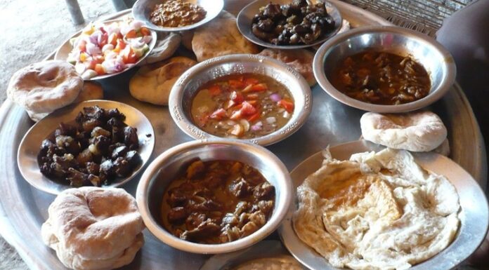 Güney Sudan Mutfağı Güney Sudan mutfağı, ülkenin kültürel çeşitliliğini ve tarihsel dokusunu yansıtan oldukça zengin bir yapıya sahiptir. Afrika kıtasının en genç ülkelerinden biri olan Güney Sudan, farklı etnik grupların bir arada yaşadığı bir coğrafyada bulunur. Bu da doğal olarak sofralara farklı tatların, pişirme yöntemlerinin ve geleneksel yemeklerin taşınmasını sağlar. Yemekler, sadece doyurucu olmakla kalmaz; aynı zamanda toplumsal yaşamda paylaşmanın, dayanışmanın ve misafirperverliğin de simgesidir. Konulu bir haber görseli.