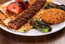 Güneydoğu Anadolu mutfağı, Türkiye’nin en köklü ve zengin mutfak kültürlerinden biridir. Yüzyıllardır pek çok medeniyete ev sahipliği yapmış bu bölge, tarihi boyunca hem kültürel hem de gastronomik açıdan büyük bir miras oluşturmuştur. Baharatların yoğun kullanımı, et yemeklerinin çeşitliliği ve yöreye özgü pişirme teknikleri, bu mutfağı eşsiz kılar. Konulu bir haber görseli.