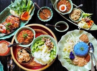 Güneydoğu Asya mutfağı, çeşitliliği ve dengeli tatlarıyla dünyanın en zengin mutfakları arasında yer alır. Bu mutfakta öne çıkan en önemli özelliklerden biri, tuzlu, ekşi, tatlı ve acı tatların bir arada ustalıkla kullanılmasıdır. Her ülke kendine has baharatları ve pişirme yöntemleriyle öne çıkarken, ortak bir damak kültürü de gözlemlenir. Özellikle pirinç, erişte ve deniz ürünleri bu bölgenin mutfaklarının temel taşlarını oluşturur. Konulu bir haber görseli.