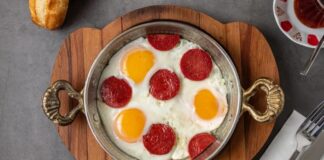 Yumurta tarifleri, hem pratik hem de besleyici olmasıyla mutfakların vazgeçilmezidir. Kahvaltıdan akşam yemeğine kadar her öğünde yer alabilen bu tarifler, farklı pişirme yöntemleri ve malzemelerle çeşitlenir. Özellikle protein açısından zengin olması, yumurta tüketimini sağlıklı beslenmede önemli bir yere koyar.