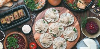 Gürcistan mutfağı, Kafkasya’nın tarihi ve kültürel zenginliğini sofralarına yansıtan köklü bir gastronomi geleneğine sahiptir. Yüzyıllardır farklı medeniyetlerin etkisiyle şekillenen bu mutfak, hem Doğu hem de Batı lezzetlerini bir araya getirir. Ülkenin farklı bölgelerinde yetişen sebze, meyve, tahıl ve et ürünleri, mutfak kültürünün çeşitlenmesini sağlamıştır. Gürcüler için yemek, yalnızca karın doyurmak değil, aynı zamanda kültürel bir paylaşım ve misafirperverlik göstergesidir. Konulu bir haber görseli.