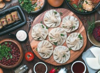 Gürcistan mutfağı, Kafkasya’nın tarihi ve kültürel zenginliğini sofralarına yansıtan köklü bir gastronomi geleneğine sahiptir. Yüzyıllardır farklı medeniyetlerin etkisiyle şekillenen bu mutfak, hem Doğu hem de Batı lezzetlerini bir araya getirir. Ülkenin farklı bölgelerinde yetişen sebze, meyve, tahıl ve et ürünleri, mutfak kültürünün çeşitlenmesini sağlamıştır. Gürcüler için yemek, yalnızca karın doyurmak değil, aynı zamanda kültürel bir paylaşım ve misafirperverlik göstergesidir. Konulu bir haber görseli.