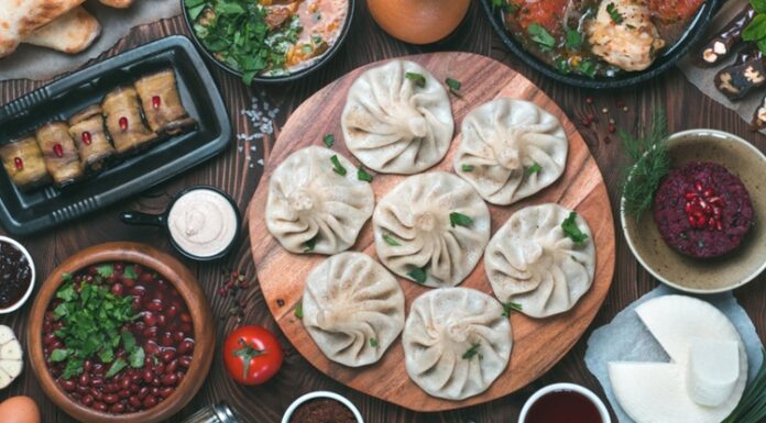 Gürcistan Mutfağı Gürcistan mutfağı, Kafkasya’nın tarihi ve kültürel zenginliğini sofralarına yansıtan köklü bir gastronomi geleneğine sahiptir. Yüzyıllardır farklı medeniyetlerin etkisiyle şekillenen bu mutfak, hem Doğu hem de Batı lezzetlerini bir araya getirir. Ülkenin farklı bölgelerinde yetişen sebze, meyve, tahıl ve et ürünleri, mutfak kültürünün çeşitlenmesini sağlamıştır. Gürcüler için yemek, yalnızca karın doyurmak değil, aynı zamanda kültürel bir paylaşım ve misafirperverlik göstergesidir. Konulu bir haber görseli.