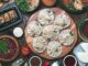 Gürcistan Mutfağı Gürcistan mutfağı, Kafkasya’nın tarihi ve kültürel zenginliğini sofralarına yansıtan köklü bir gastronomi geleneğine sahiptir. Yüzyıllardır farklı medeniyetlerin etkisiyle şekillenen bu mutfak, hem Doğu hem de Batı lezzetlerini bir araya getirir. Ülkenin farklı bölgelerinde yetişen sebze, meyve, tahıl ve et ürünleri, mutfak kültürünün çeşitlenmesini sağlamıştır. Gürcüler için yemek, yalnızca karın doyurmak değil, aynı zamanda kültürel bir paylaşım ve misafirperverlik göstergesidir. Konulu bir haber görseli.