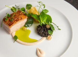 Gurme kavramı, tarih boyunca yemek ve içecekleri derin bir bilgiyle değerlendiren kişiler için kullanılmıştır. Fransız mutfağından dünyaya yayılan bu anlayış, yalnızca damak tadını değil aynı zamanda kültürel birikimi de yansıtır. Bir gurme, sıradan bir yemeği sadece tat açısından değil, dokusu, kokusu ve sunumuyla da değerlendirir. Bu yüzden gurmelik, yemek yemenin ötesinde bir deneyim olarak görülür. Konulu bir haber görseli.