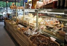 Son yıllarda şehirlerdeki alışveriş kültürü, gurme marketler sayesinde farklı bir boyut kazandı. Geleneksel market anlayışının ötesine geçen bu özel mağazalar, müşterilerine yalnızca ürün değil, aynı zamanda bir yaşam tarzı sunuyor. Raflarında yer alan ithal peynirlerden el yapımı çikolatalara, organik sebzelerden nadir baharatlara kadar geniş bir ürün yelpazesi sunan gurme marketler, özellikle gastronomi meraklılarının gözdesi haline geldi. Konulu bir haber görseli.