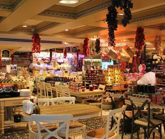 Gurme mekanlar, hem yerel hem de dünya mutfaklarının en özel lezzetlerini bir araya getiren, damak tadına önem verenler için adeta birer gastronomi cenneti. Bu mekanlar, yemek sunumundan kullanılan malzemelere, dekorasyondan atmosferine kadar her detayı özenle tasarlıyor. Şehirlerdeki gurme noktalar, yalnızca yemek yemek için değil, aynı zamanda unutulmaz bir deneyim yaşamak isteyenler için de cazip hale geliyor. Konulu bir haber görseli.