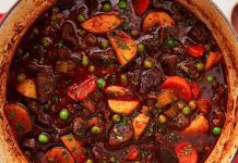 Güveçte pişirme sırasında kullanılacak malzemelerin kalitesi büyük önem taşır. Taze et, olgun sebzeler ve doğal baharatlar, yemeğin lezzetini doğrudan etkiler.