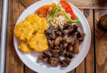 Haiti mutfağı, Afrika, Fransız ve Karayip kültürlerinin birleşimiyle oluşmuş, renkli ve lezzetli bir mutfaktır. Adanın tarihi, köle ticareti ve sömürge dönemleri, mutfağın karakterini şekillendirmiştir. Yemekler hem günlük yaşamda hem de özel kutlamalarda önemli bir yer tutar. Konulu bir haber görseli.