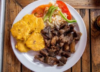 Haiti mutfağı, Afrika, Fransız ve Karayip kültürlerinin birleşimiyle oluşmuş, renkli ve lezzetli bir mutfaktır. Adanın tarihi, köle ticareti ve sömürge dönemleri, mutfağın karakterini şekillendirmiştir. Yemekler hem günlük yaşamda hem de özel kutlamalarda önemli bir yer tutar. Konulu bir haber görseli.