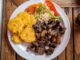 Haiti Mutfağı Haiti mutfağı, Afrika, Fransız ve Karayip kültürlerinin birleşimiyle oluşmuş, renkli ve lezzetli bir mutfaktır. Adanın tarihi, köle ticareti ve sömürge dönemleri, mutfağın karakterini şekillendirmiştir. Yemekler hem günlük yaşamda hem de özel kutlamalarda önemli bir yer tutar. Konulu bir haber görseli.