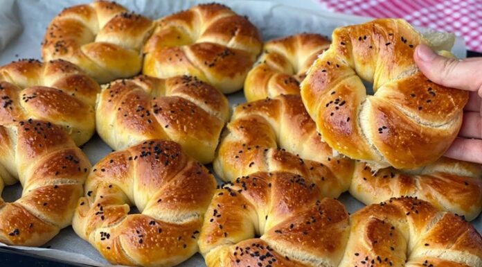 Hamur İşi Pişirme Teknikleri ve Lezzetli Tarifler Hamur işi tariflerinin başarısı, doğru hamur hazırlama tekniklerine bağlıdır. İyi hazırlanmış bir hamur, pişirme sırasında homojen bir yapı sağlar ve ürünün kabarmasını destekler. Hamurda kullanılan un, su, yağ ve maya miktarı tarifin sonucunu doğrudan etkiler. Konulu bir haber görseli.