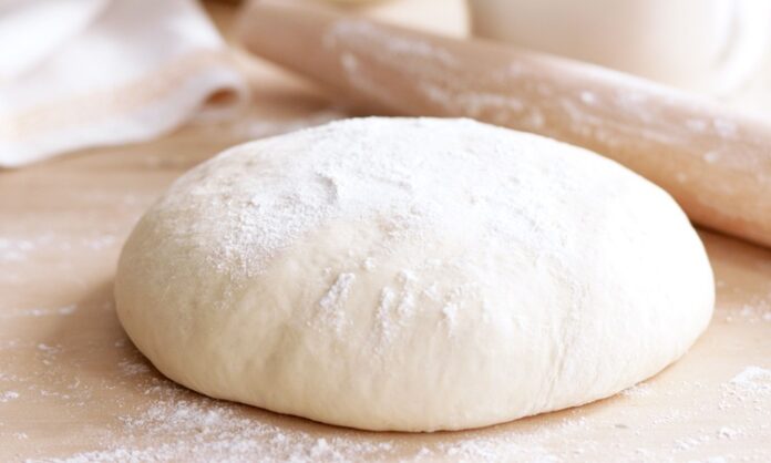 Hamur, yüzyıllardır mutfakların vazgeçilmez temel malzemesi olmuştur. Ekmekten böreğe, pizzadan tatlılara kadar uzanan geniş kullanım alanı, hamurun kültürel ve gastronomik önemini ortaya koyar. Tarih boyunca farklı uygarlıklar, kendi mutfak geleneklerinde hamuru hem besleyici hem de yaratıcı bir temel olarak değerlendirmiştir. Konulu bir haber görseli.