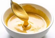 Hardal ve sirke ile marine, yiyeceklerin özellikle et ve tavuk gibi proteinlerin, hardal ve sirke karışımı içinde bekletilerek aromalarının yoğunlaştırılması yöntemidir. Hardal-sirke marine, yiyeceklerin hem dokusunu yumuşatır hem de keskin ve aromatik bir tat kazandırır. Bu teknik, hem geleneksel hem modern mutfaklarda tercih edilir ve yemeklere karakteristik bir lezzet profili sağlar. Konulu bir haber görseli.
