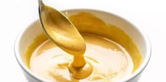 Hardal ve sirke ile marine, yiyeceklerin özellikle et ve tavuk gibi proteinlerin, hardal ve sirke karışımı içinde bekletilerek aromalarının yoğunlaştırılması yöntemidir. Hardal-sirke marine, yiyeceklerin hem dokusunu yumuşatır hem de keskin ve aromatik bir tat kazandırır. Bu teknik, hem geleneksel hem modern mutfaklarda tercih edilir ve yemeklere karakteristik bir lezzet profili sağlar. Konulu bir haber görseli.