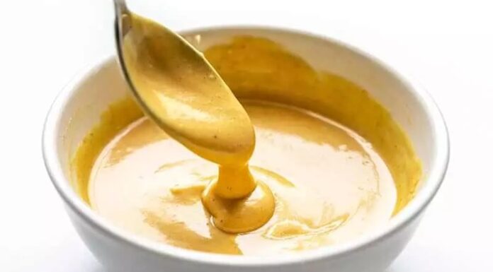 Hardal ve sirke ile marine, yiyeceklerin özellikle et ve tavuk gibi proteinlerin, hardal ve sirke karışımı içinde bekletilerek aromalarının yoğunlaştırılması yöntemidir. Hardal-sirke marine, yiyeceklerin hem dokusunu yumuşatır hem de keskin ve aromatik bir tat kazandırır. Bu teknik, hem geleneksel hem modern mutfaklarda tercih edilir ve yemeklere karakteristik bir lezzet profili sağlar. Konulu bir haber görseli.