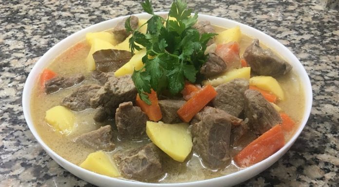 Et haşlama, çoğunlukla kuzu, dana ya da tavuk eti ile yapılır. Etin kendi lezzetini ön plana çıkaran pişirme yöntemi sayesinde hiçbir baharat ya da ağır sos kullanılmadan doğal bir tat elde edilir.