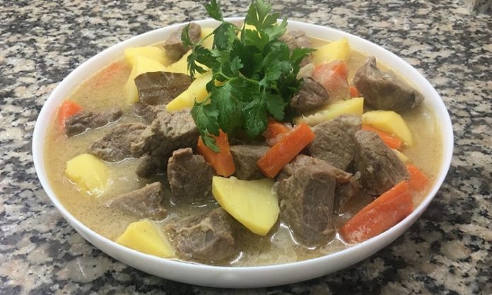 Haslama-Tarifinin-Geleneksel-Lezzeti-ve-Gunumuzdeki-Yeri Et haşlama, çoğunlukla kuzu, dana ya da tavuk eti ile yapılır. Etin kendi lezzetini ön plana çıkaran pişirme yöntemi sayesinde hiçbir baharat ya da ağır sos kullanılmadan doğal bir tat elde edilir.