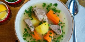 Haşlama tarifleri, sağlıklı beslenmek isteyenler için en pratik ve besleyici yöntemlerden biridir. Et, tavuk, balık ya da sebzeler, su ya da aromatik bir sıvı içinde yavaş yavaş pişirilerek yumuşacık bir kıvama gelir. Bu yöntem, hem malzemenin besin değerini korur hem de yağ eklemeden lezzetli yemekler hazırlamanızı sağlar. Konulu bir haber görseli.