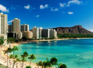 Havai mutfağı, Pasifik kültürlerinin birleşiminden doğan zengin ve çok yönlü bir gastronomi geleneği olarak öne çıkar. Bu mutfak yalnızca tatlarıyla değil, aynı zamanda ada halkının yaşam biçimini, doğayla uyumunu ve tarih boyunca farklı kültürlerden aldığı etkileri yansıtan yönleriyle de dikkat çeker. Geleneksel Havai yemekleri, adanın doğal kaynaklarına dayalıdır ve özellikle deniz ürünleri, tropikal meyveler ve taro kökü gibi özgün malzemelerle hazırlanır. Bunun yanı sıra, Amerika, Asya ve Polinezya mutfaklarının etkisiyle şekillenen çeşitlilik, Havai mutfağını benzersiz kılar. konulu bir haber görseli.