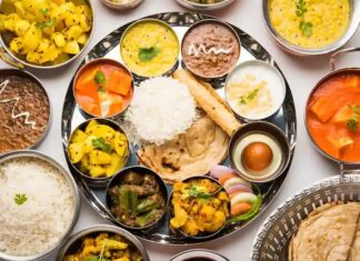 Hint mutfağı, binlerce yıllık geçmişi ve çeşitlilik gösteren kültürel etkileri ile dünya gastronomisinin en etkileyici örneklerinden biridir. Antik dönemlerden günümüze uzanan bu mutfak, bölgesel farklılıklar ve yerel malzemelerin kullanımı ile öne çıkar. Baharatlar ve taze malzemeler, yemeklerin hem aromatik hem de besleyici olmasını sağlar. Konulu bir haber görseli.