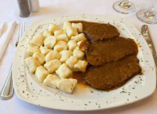 Hırvatistan mutfağı, Adriyatik Denizi’nin kıyı bölgeleri ve Balkan iç kesimlerinin birleşimiyle oluşmuş zengin bir yemek kültürüne sahiptir. Hırvat yemekleri, tarih boyunca Osmanlı, Avusturya-Macaristan ve İtalyan etkilerini taşımıştır. Bu etkileşim, özellikle et, deniz ürünleri ve taze sebzelerin bir arada kullanıldığı yemeklerde kendini gösterir. Sahil bölgelerinde deniz ürünleri ve balık yemekleri öne çıkarken, iç kesimlerde et ve sebze ağırlıklı tarifler dikkat çeker. Konulu bir haber görseli.