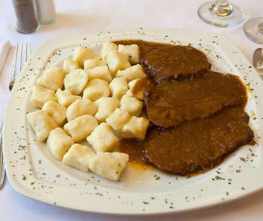 Hırvatistan mutfağı, Adriyatik Denizi’nin kıyı bölgeleri ve Balkan iç kesimlerinin birleşimiyle oluşmuş zengin bir yemek kültürüne sahiptir. Hırvat yemekleri, tarih boyunca Osmanlı, Avusturya-Macaristan ve İtalyan etkilerini taşımıştır. Bu etkileşim, özellikle et, deniz ürünleri ve taze sebzelerin bir arada kullanıldığı yemeklerde kendini gösterir. Sahil bölgelerinde deniz ürünleri ve balık yemekleri öne çıkarken, iç kesimlerde et ve sebze ağırlıklı tarifler dikkat çeker. Konulu bir haber görseli.