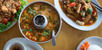 Hmong Mutfağı Hmong Mutfağı, Güneydoğu Asya’da Laos, Tayland, Vietnam ve Çin’in bazı bölgelerinde yaşayan Hmong halkının geleneksel yemek kültürünü yansıtır. Bu mutfak, bölgenin doğal kaynaklarını ve tarımsal ürünlerini temel alarak gelişmiş bir yemek geleneğidir. Hmong Mutfağı, özellikle taze sebzeler, pirinç, et ve aromatik baharatlarla karakterizedir. Konulu bir haber görseli.