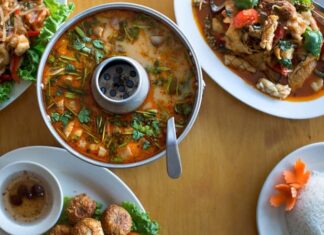 Hmong Mutfağı, Güneydoğu Asya’da Laos, Tayland, Vietnam ve Çin’in bazı bölgelerinde yaşayan Hmong halkının geleneksel yemek kültürünü yansıtır. Bu mutfak, bölgenin doğal kaynaklarını ve tarımsal ürünlerini temel alarak gelişmiş bir yemek geleneğidir. Hmong Mutfağı, özellikle taze sebzeler, pirinç, et ve aromatik baharatlarla karakterizedir. Konulu bir haber görseli.