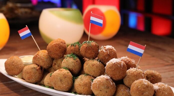 Hollanda Mutfağı Hollanda mutfağı, sade ama doyurucu yemekleriyle tanınır ve kökenlerini ülkenin tarım, denizcilik ve ticaret geçmişinden alır. Yüzyıllar boyunca denizaşırı ticaret yolları sayesinde farklı baharatlar, sebzeler ve pişirme teknikleri Hollanda sofralarına girmiştir. Buna rağmen Hollanda yemekleri, çoğunlukla yerel malzemelere dayalı, pratik ve besleyici tariflerden oluşur. Konulu bir haber görseli.