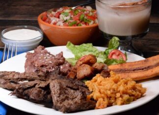 Honduras mutfağı, Maya medeniyetinin mirası ile İspanyol, Afrika ve Karayip etkilerinin birleşimiyle oluşmuş zengin bir yemek kültürüne sahiptir. Ülkenin tarihî geçmişi, göçmen toplulukları ve coğrafi çeşitliliği, Honduras mutfağının karakterini şekillendirmiştir. Yemekler, sadece günlük beslenmenin ötesinde kültürel bir miras olarak sofralarda yer alır. Konulu bir haber görseli.