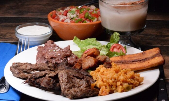Honduras Mutfağı Honduras mutfağı, Maya medeniyetinin mirası ile İspanyol, Afrika ve Karayip etkilerinin birleşimiyle oluşmuş zengin bir yemek kültürüne sahiptir. Ülkenin tarihî geçmişi, göçmen toplulukları ve coğrafi çeşitliliği, Honduras mutfağının karakterini şekillendirmiştir. Yemekler, sadece günlük beslenmenin ötesinde kültürel bir miras olarak sofralarda yer alır. Konulu bir haber görseli.