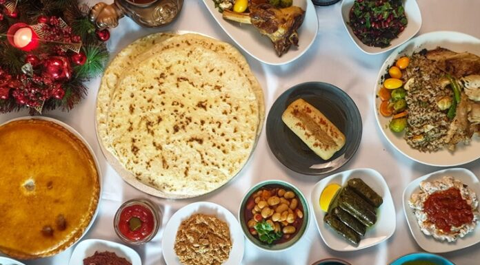 İç Anadolu mutfağı, köklü tarihinden aldığı mirası, geniş bozkırlarının sunduğu ürünlerle harmanlayan, zengin ve doyurucu yemek kültürüne sahip bir mutfaktır. Bu bölgenin sofraları, hem günlük yaşamda hem de özel günlerde özenle hazırlanır. Tahıl, et ve bakliyat ağırlıklı yemekleriyle tanınan İç Anadolu mutfağı, aynı zamanda misafirperverliğiyle de bilinir. Konulu bir haber görseli.