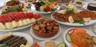 Ramazan ayında, oruç açmanın sadece fiziksel değil, manevi bir anlamı da vardır. İftar sofraları, gün boyu süren oruç sonrası, bir araya gelmenin, paylaşmanın ve mutluluğun zamanıdır. İftar ziyafeti, sadece yemekleri tatmakla kalmaz, aynı zamanda ailelerin, komşuların ve dostların bir araya gelip, birbirleriyle vakit geçirdiği değerli anılardır. Bu sofralar, birlikteliği ve dayanışmayı pekiştiren özel bir anlam taşır. Konulu bir haber görseli.