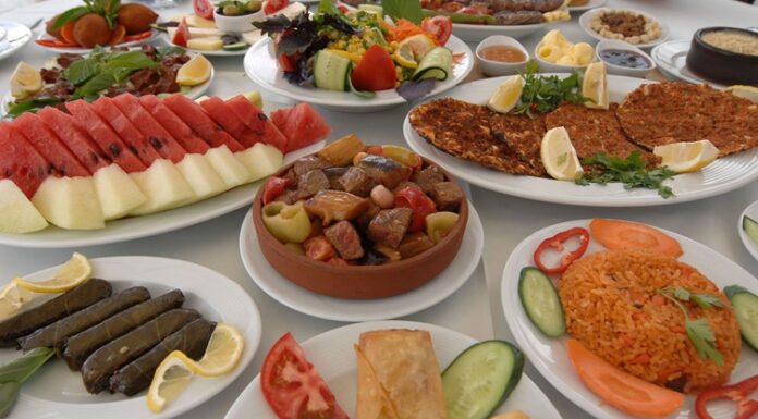 Ramazan ayında, oruç açmanın sadece fiziksel değil, manevi bir anlamı da vardır. İftar sofraları, gün boyu süren oruç sonrası, bir araya gelmenin, paylaşmanın ve mutluluğun zamanıdır. İftar ziyafeti, sadece yemekleri tatmakla kalmaz, aynı zamanda ailelerin, komşuların ve dostların bir araya gelip, birbirleriyle vakit geçirdiği değerli anılardır. Bu sofralar, birlikteliği ve dayanışmayı pekiştiren özel bir anlam taşır. Konulu bir haber görseli.