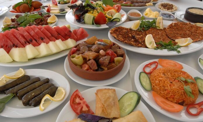 Ramazan ayında, oruç açmanın sadece fiziksel değil, manevi bir anlamı da vardır. İftar sofraları, gün boyu süren oruç sonrası, bir araya gelmenin, paylaşmanın ve mutluluğun zamanıdır. İftar ziyafeti, sadece yemekleri tatmakla kalmaz, aynı zamanda ailelerin, komşuların ve dostların bir araya gelip, birbirleriyle vakit geçirdiği değerli anılardır. Bu sofralar, birlikteliği ve dayanışmayı pekiştiren özel bir anlam taşır. Konulu bir haber görseli.