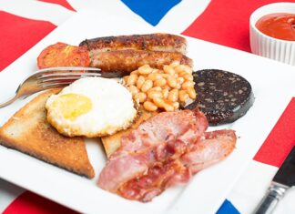 İngiliz mutfağı, tarih boyunca denizcilik, sömürgecilik ve farklı kültürlerle kurulan etkileşimler sayesinde oldukça zengin bir gastronomi kültürü geliştirmiştir. Ada ülkesi olmasının getirdiği avantajla deniz ürünleri, balık çeşitleri ve baharat kullanımı mutfağın önemli unsurları arasında yer alır. Geleneksel tarifler, sade malzemelerle hazırlanırken doyurucu ve besleyici özellikleriyle öne çıkar. Konulu bir haber görseli.