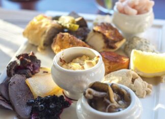 Inuit Mutfağı, Kuzey Kutbu’nun zorlu ikliminde hayatta kalmanın bir sonucu olarak şekillenmiş özgün bir mutfak kültürüdür. Bu mutfak, yüzyıllardır Inuit halkının günlük yaşamında hayati bir rol oynamış ve onların doğayla uyum içinde yaşamalarını sağlamıştır. Zorlu kış koşulları, sınırlı tarım imkanları ve uzun süreli karanlık dönemler, Inuit yemeklerini hayvansal kaynaklar üzerine inşa etmiştir. Konulu bir haber görseli.